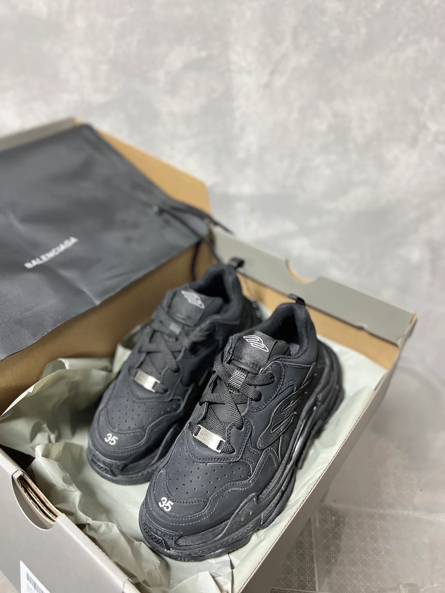 👟👟Ex-factory price 720👟👟 Balenciaga, couples model Triple S series round toe distressed. The design of this shoe comes from the classic Cargo 3B Sports lcon element, 3 but not as exaggerated as Cargo. It is really fashionable and practical! It has both a sporty feel and a street style, making it perfect for friends who like hiking! Code number: 35-45